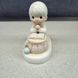 Precious Moments Figurine "Grandma's Prayer" 1986 Collectors Club Special Editio
